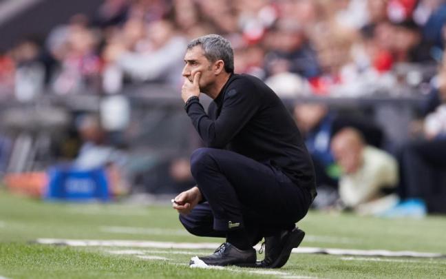 Ernesto Valverde, pensativo en la banda de San Mamés. Ernesto Valverde, pensativo en la banda de San Mamés.
