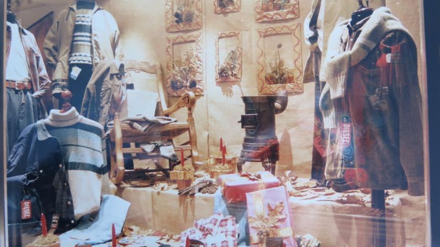 Escaparate de la primera tienda en la que trabajó Maribel Guzmán (Confecciones Campos, en la calle Bidezar de Zumarraga).