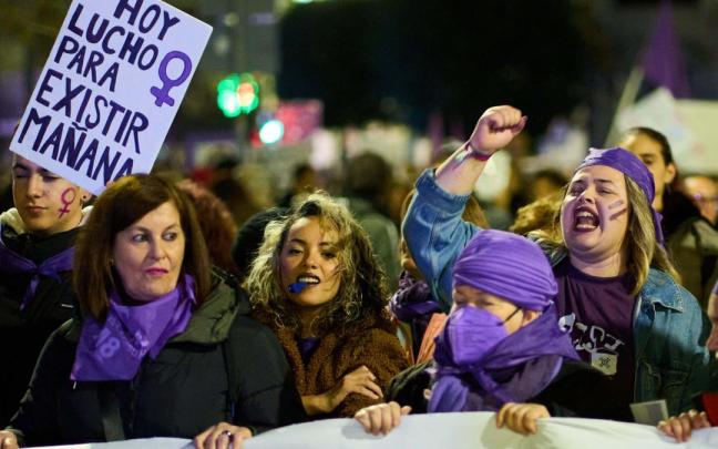 Un grupo de mujeres en una manifestación por el 8-M.