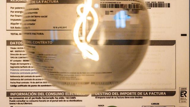 Una bombilla sobre una factura de la luz.