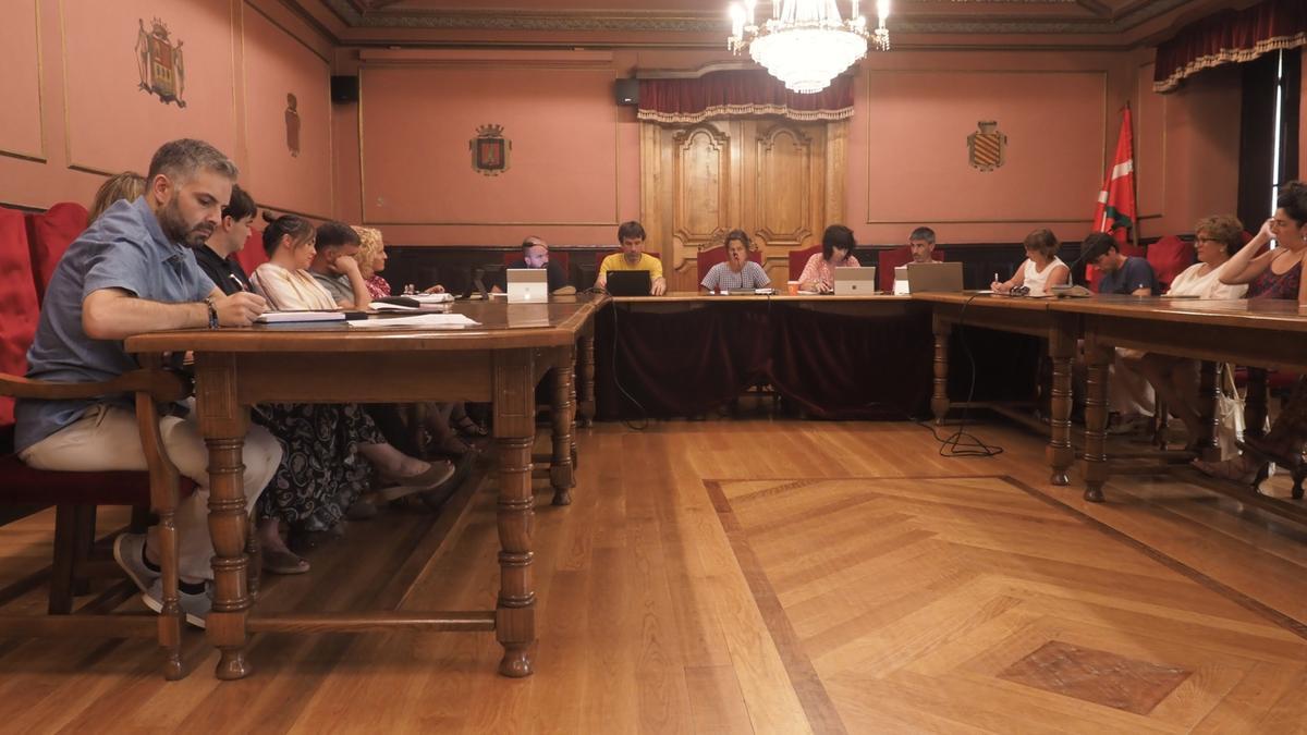 El tema de Corrugados cerró la sesion plenaria del martes en el Ayuntamiento de Azpeitia.
