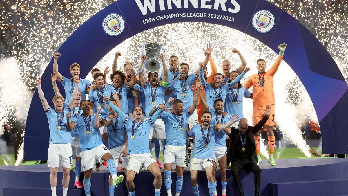 Los jugadores del City celebran el título de campeones de la Champions League.