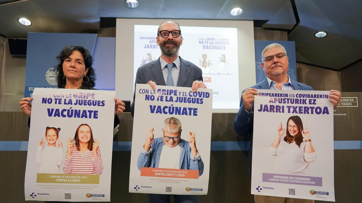 El viceconsejero de Salud, el epidemiólogo Enrique Peiró, el director de Salud Pública y Adicciones, Guillermo Herrero, y la directora de Asistencia Sanitaria de Osakidetza, Maite Martínez, en la presentación de la campaña.