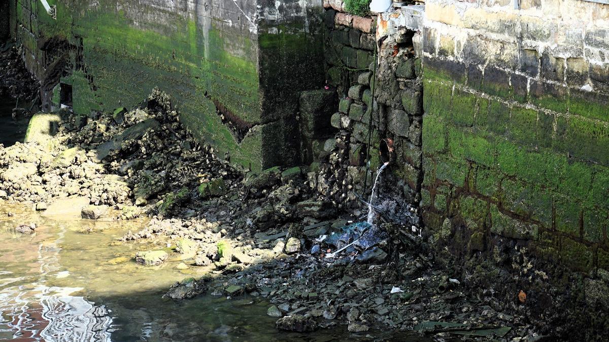 Una tubería que vierte directamente a la bahía