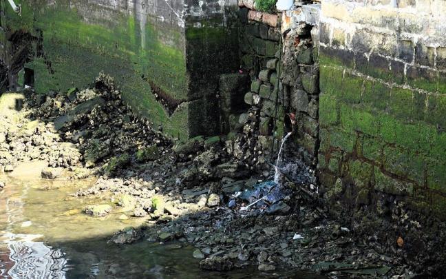 Una tubería que vierte directamente a la bahía / N.G. Una tubería que vierte directamente a la bahía