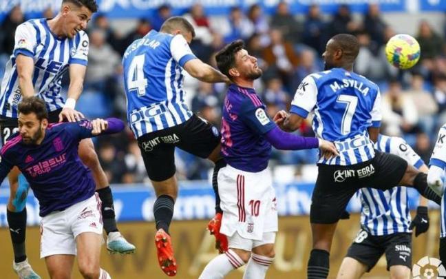 Acci&oacute;n disputada durante el Alav&eacute;s-Cartagena de esta tarde.