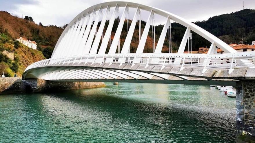 Puente Itsasaurre en Ondarroa