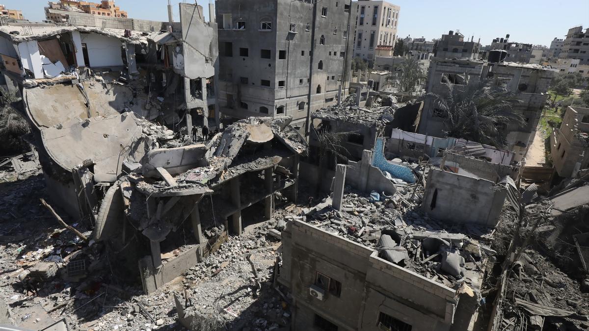 Edificios destruidos en Nuseirat, en el centro de la Franja de Gaza.
