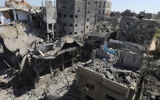 Edificios destruidos en Nuseirat, en el centro de la Franja de Gaza.