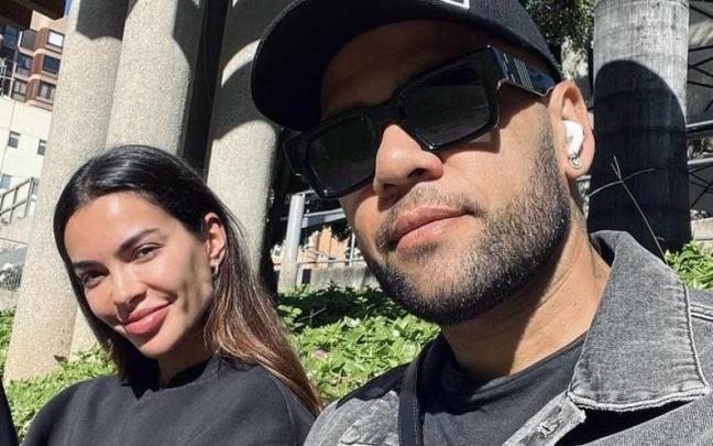 Joana Sanz muestra la carta que Dani Alves le ha enviado desde la cárcel.