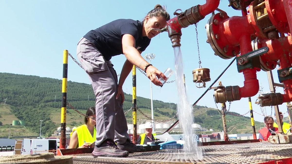 Depósito de agua del buque cisterna que empleó el Consorcio de Aguas Bilbao Bizkaia el agosto de 2022 para abastecer Busturialdea.