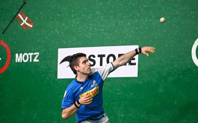 Iker Irribarria golpea la pelota en el partido disputado esta tarde en el frontón Beotibar de Tolosa, el último que ha disputado.