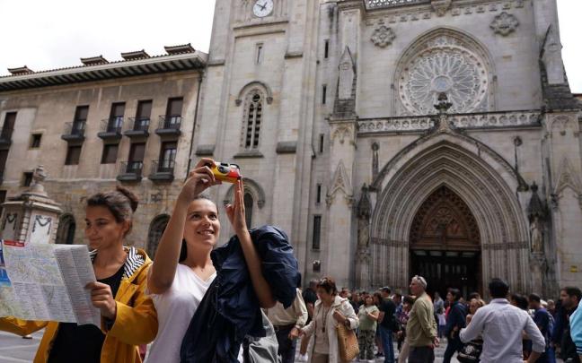 Varias turistas se fotografían frente a la catedral de Santiago.
