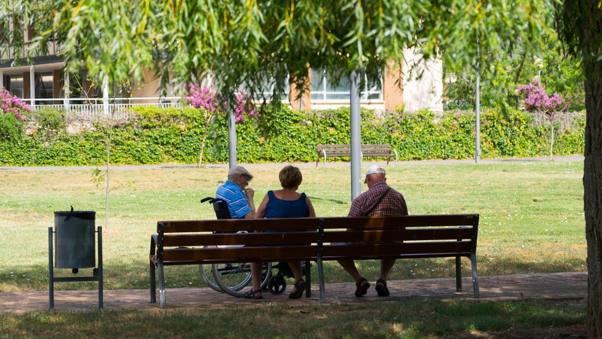 Tres ancianos en una residencia.