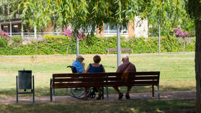 Tres ancianos en una residencia.