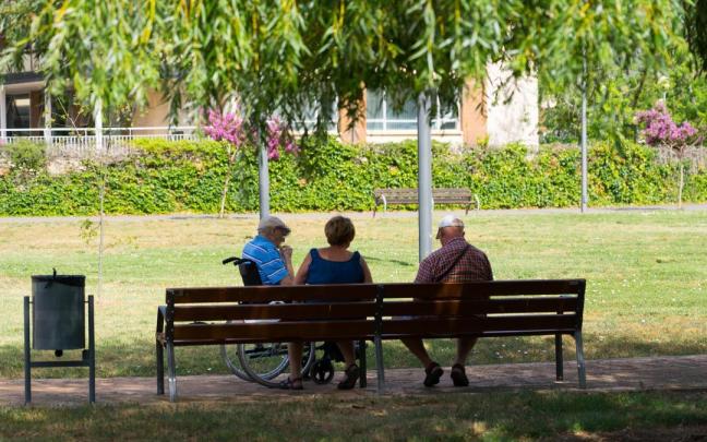 Tres ancianos en una residencia.