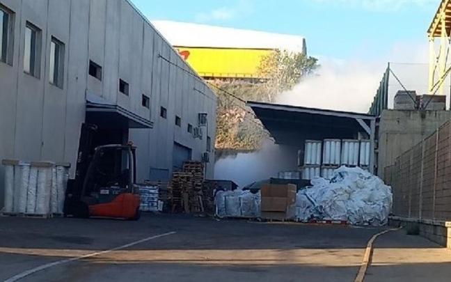 15 dotaciones de los Bombers trabajan en una fuga de cloro en una empresa de Manresa (Barcelona) este martes
REMITIDA / HANDOUT por BOMBERS DE LA GENERALITAT
Fotografía remitida a medios de comunicación exclusivamente para ilustrar la noticia a