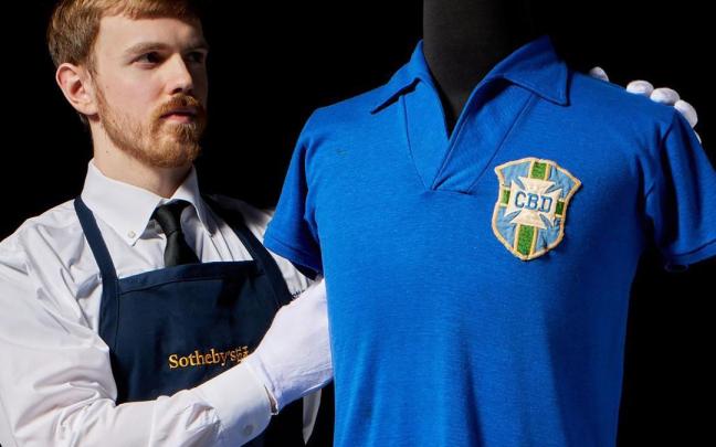 La camiseta que Pelé utilizó en la final del Mundial de 1958.