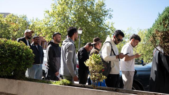 Varias personas hacen cola para entrar en la Embajada y Consulado de Marruecos.