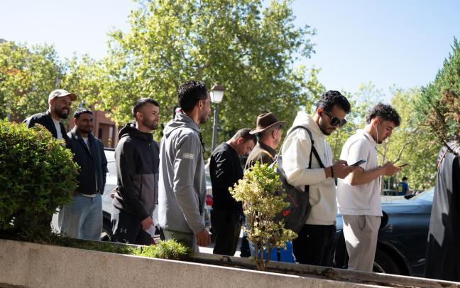 Varias personas hacen cola para entrar en la Embajada y Consulado de Marruecos.