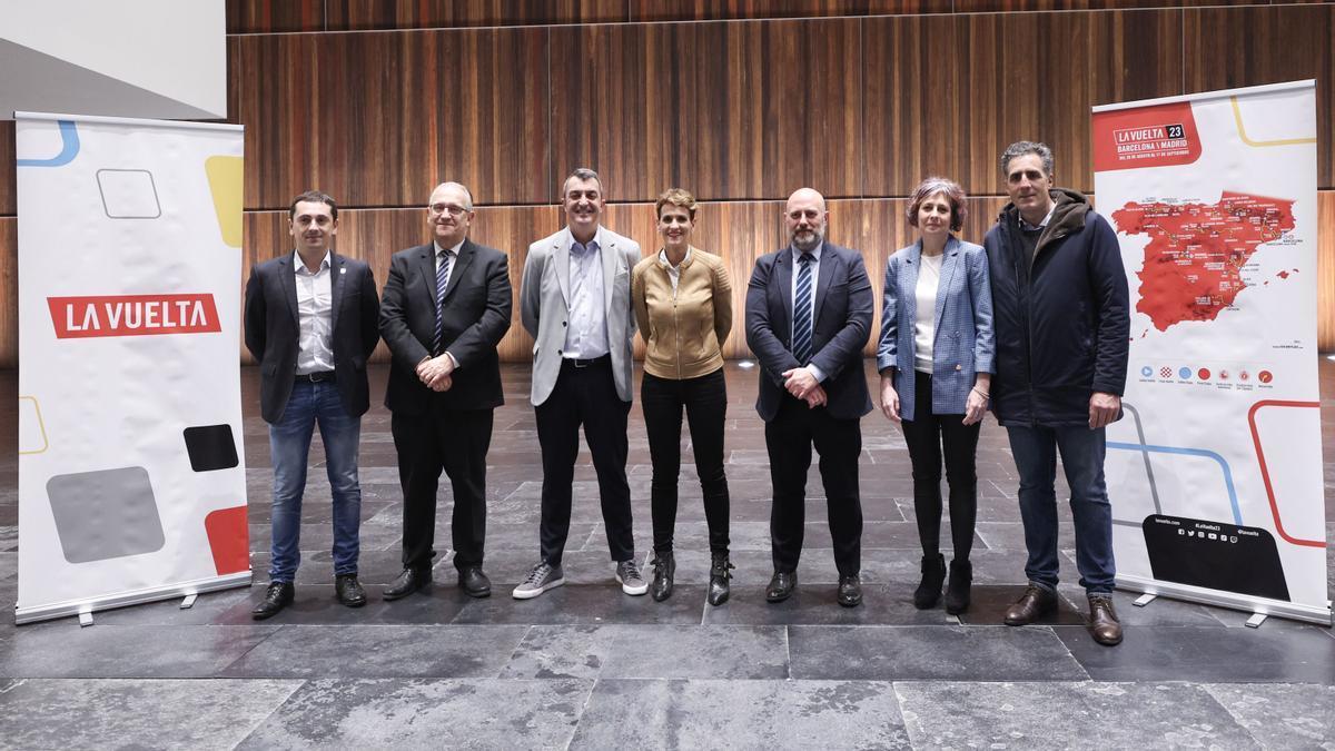 La Presidenta de Navarra, María Chivite, en la presentación de las etapas en Navarra de la Vuelta Ciclista a España, junto a ella, de izqda. a dcha.: Gorka Azpiroz, alcalde de Lekunberri; Enrique Maya, alcalde de Pamplona; Javier Guil