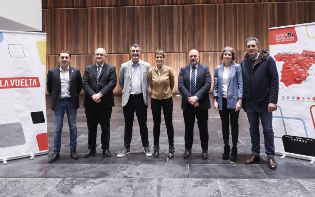 La Presidenta de Navarra, Mar&iacute;a Chivite, en la presentaci&oacute;n de las etapas en Navarra de la Vuelta Ciclista a Espa&ntilde;a, junto a ella, de izqda. a dcha.: Gorka Azpiroz, alcalde de Lekunberri; Enrique Maya, alcalde de Pamplona; Javier Guil