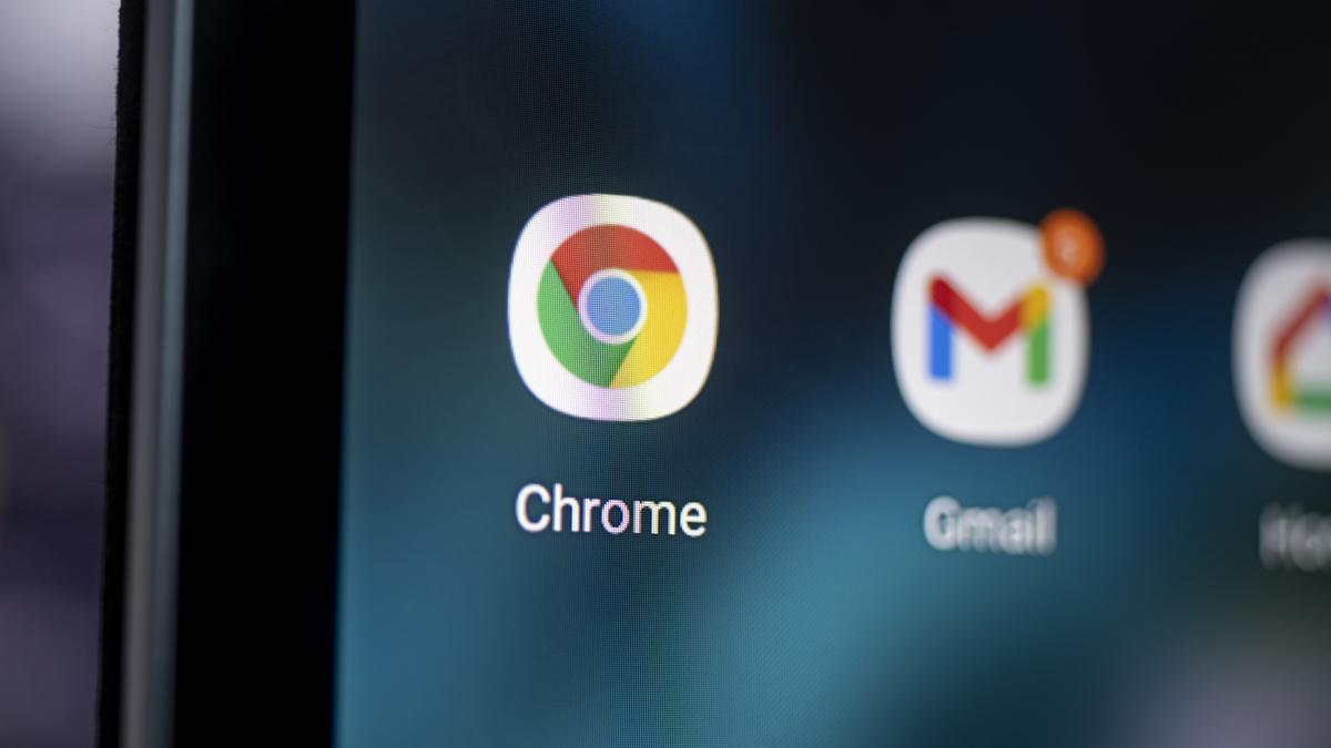 El logo de la app de Google Chrome en un teléfono móvil