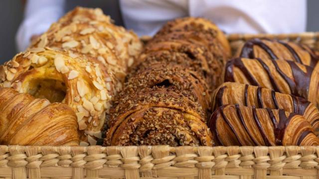 Un bar de Ermua piensa encontrar al ladrón que diariamente les roba el pan y la bollería.