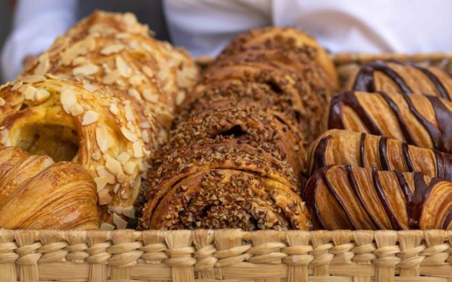 Un bar de Ermua piensa encontrar al ladrón que diariamente les roba el pan y la bollería.