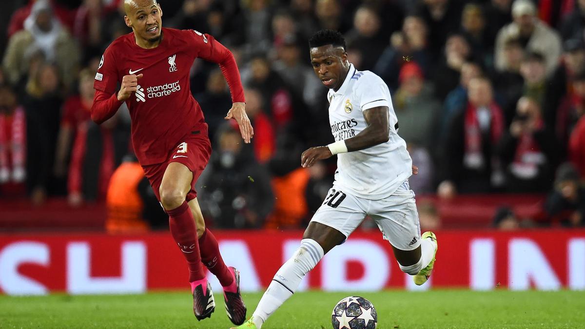 Fabinho pelea con Vinicius durante el partido en Anfield.