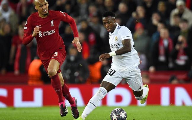 Fabinho pelea con Vinicius durante el partido en Anfield. Fabinho pelea con Vinicius durante el partido en Anfield.