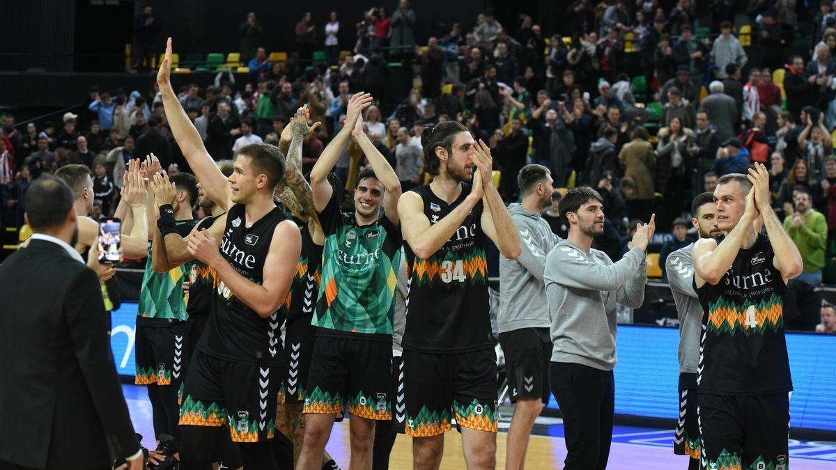 Los jugadores del Surne Bilbao Basket agradecen su apoyo al público de Miribilla tras la victoria del sábado ante el Zaragoza.