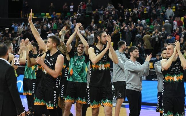Los jugadores del Surne Bilbao Basket agradecen su apoyo al público de Miribilla tras la victoria del sábado ante el Zaragoza.