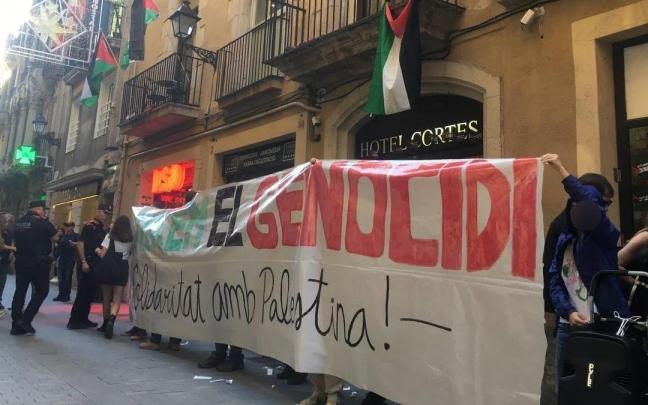 Los manifestantes propalestina frente a la entrada del Hotel Cortés de Barcelona.