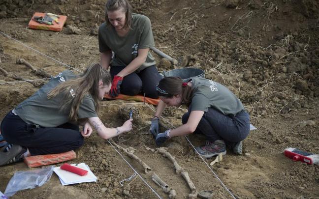 El equipo de la Sociedad de Ciencias Aranzadi realiza los trabajos de exhumación de los restos humanos hallados en una fosa de la Guerra Civil.