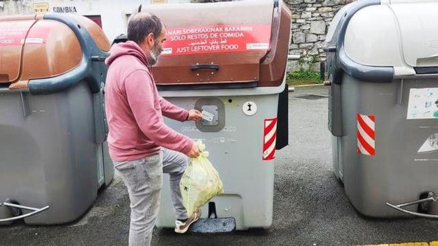 El cierre del contenedor marrón y la necesidad de tarjeta para su apertura persigue mejorar los ratios de recogida selectiva de residuos en Debabarrena.