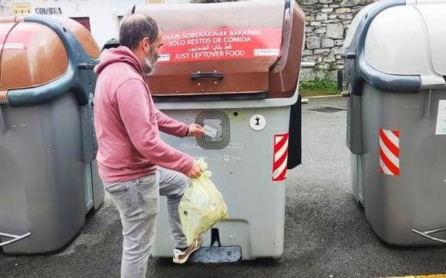 El cierre del contenedor marrón y la necesidad de tarjeta para su apertura persigue mejorar los ratios de recogida selectiva de residuos en Debabarrena.