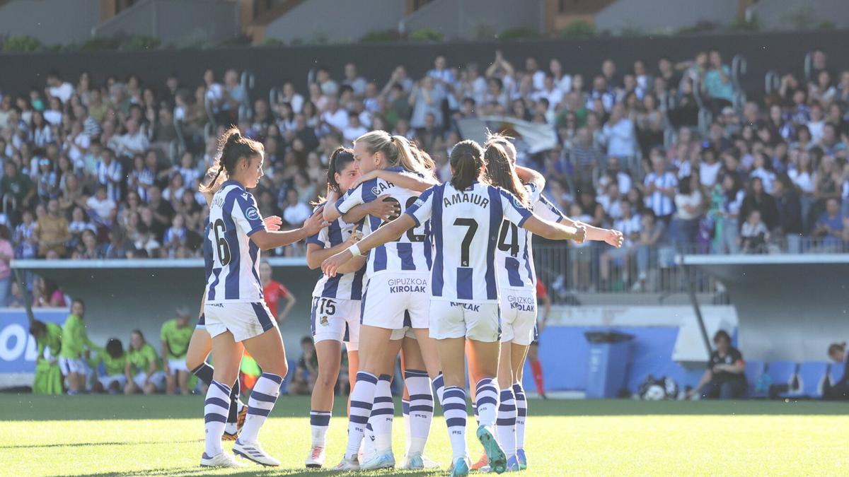 Las realistas celebran uno de sus goles en el Z1 de Zubieta. / IKER AZURMENDI