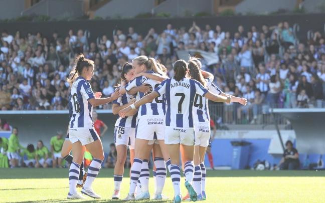 Las realistas celebran uno de sus goles en el Z1 de Zubieta. / IKER AZURMENDI