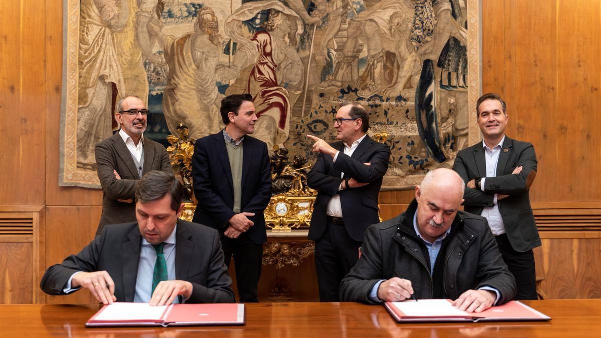 El vicepresidente, José María Aierdi, y el gerente de la Universidad de Navarra, Álvaro Balibrea, en la firma del convenio.