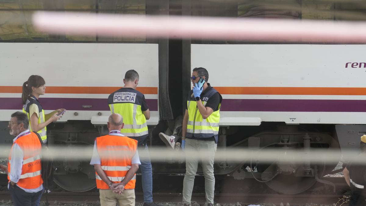 El cadáver del joven quedó atrapado entre dos vagones.