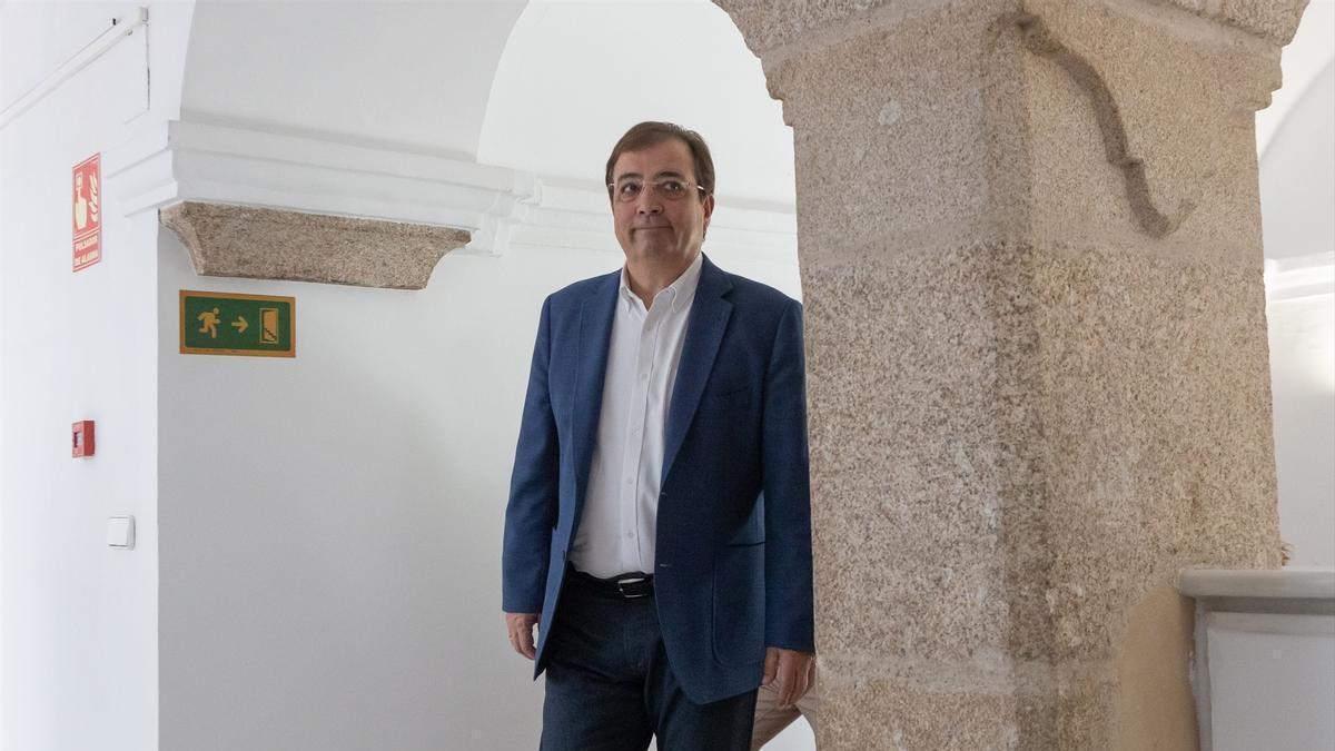 El presidente en funciones de la Junta de Extremadura y líder del PSOE, Guillermo Fernández Vara, en la Cámara Regional.