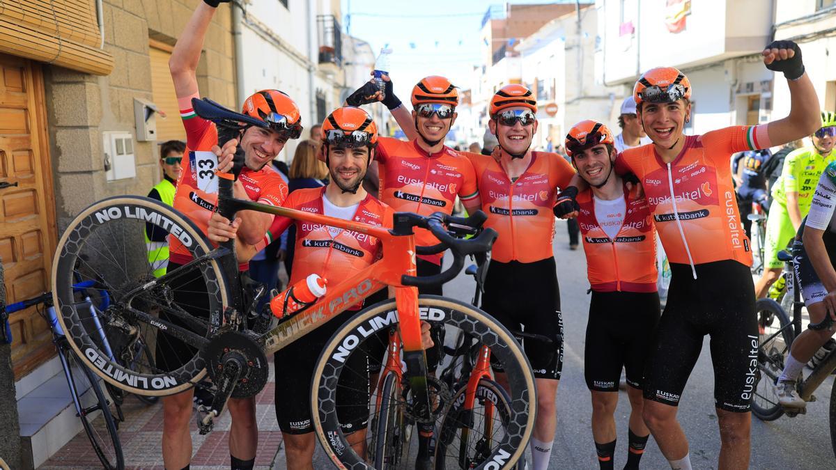 Foto de equipo del Euskaltel-Euskadi tras su doblete.