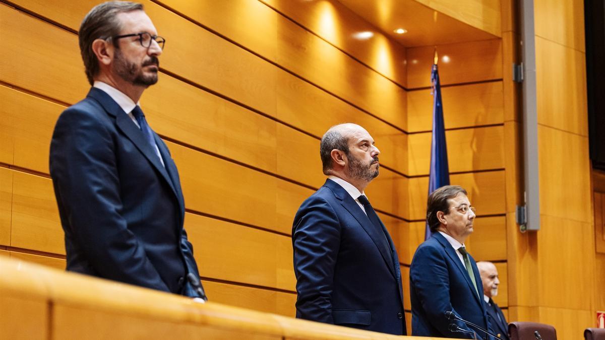 El portavoz del PP en el Senado, Javier Maroto; el presidente del Senado, Pedro Rollán, y el secretario de Política Autonómica del PSOE y vicepresidente segundo del Senado, Guillermo Fernández Vara.