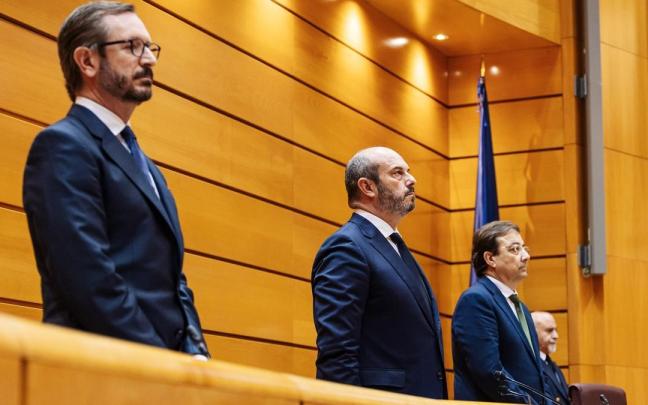 El portavoz del PP en el Senado, Javier Maroto; el presidente del Senado, Pedro Rollán, y el secretario de Política Autonómica del PSOE y vicepresidente segundo del Senado, Guillermo Fernández Vara.