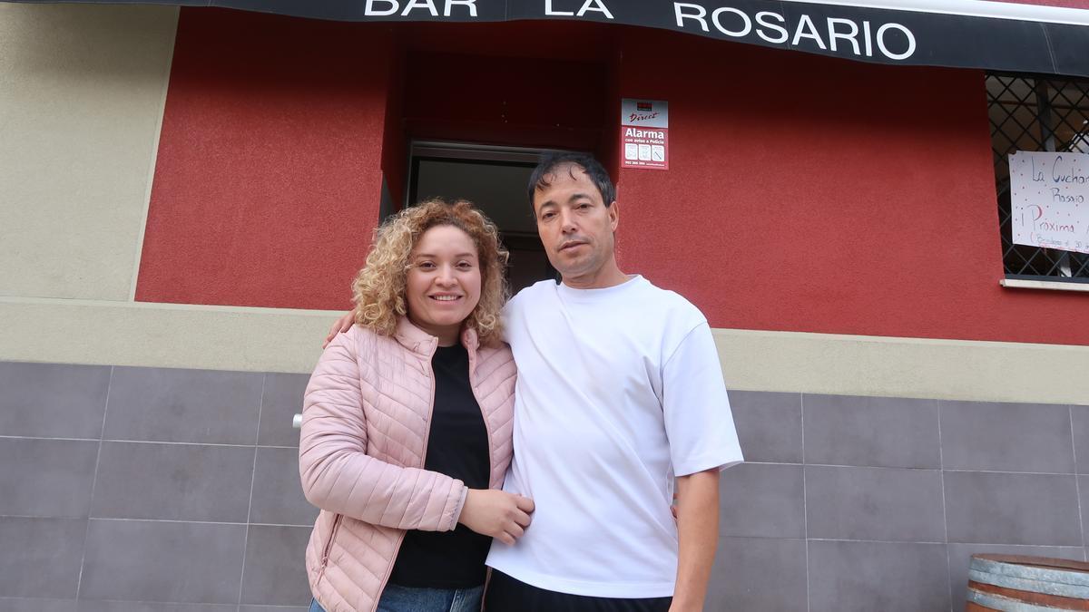 Ana María Reyes y Bouker Marini, delante del bar.