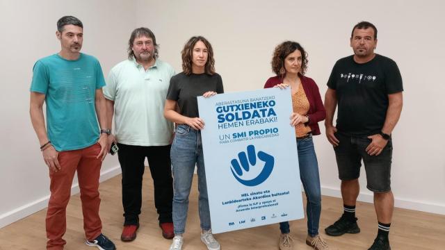 Representantes de ELA, LAB, ESK, Steilas, Etxalde e Hiru en la presentación de firmas para un SMI propio