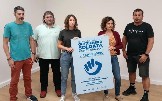 Representantes de ELA, LAB, ESK, Steilas, Etxalde e Hiru en la presentación de firmas para un SMI propio