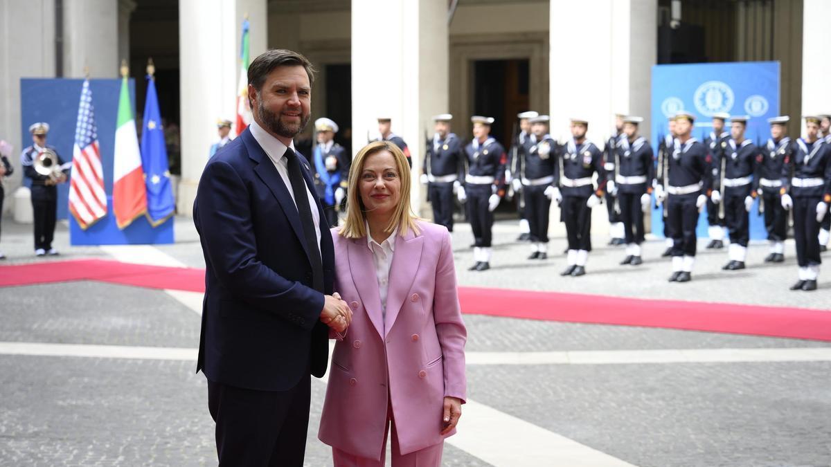 El vicepresidente de Estados Unidos, J.D. Vance, y la primera ministra de Italia, Giorgia Meloni, en Roma.
