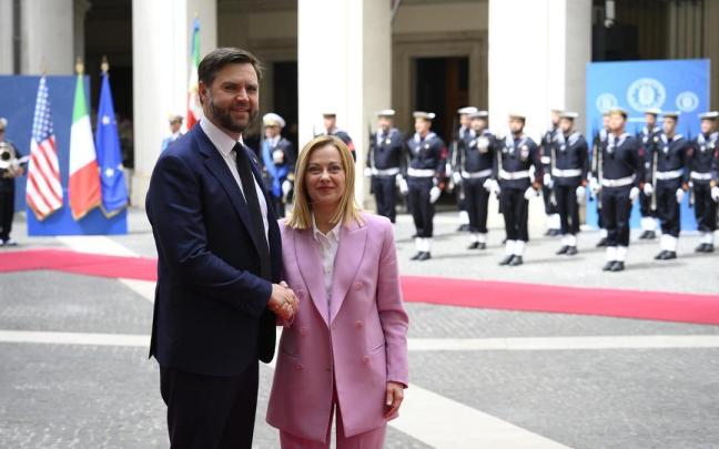 El vicepresidente de Estados Unidos, J.D. Vance, y la primera ministra de Italia, Giorgia Meloni, en Roma. / EFE El vicepresidente de Estados Unidos, J.D. Vance, y la primera ministra de Italia, Giorgia Meloni, en Roma.
